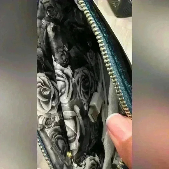 NWT Adrienne Vittadini Charging Wallet Clutch - Picture 4 of 5